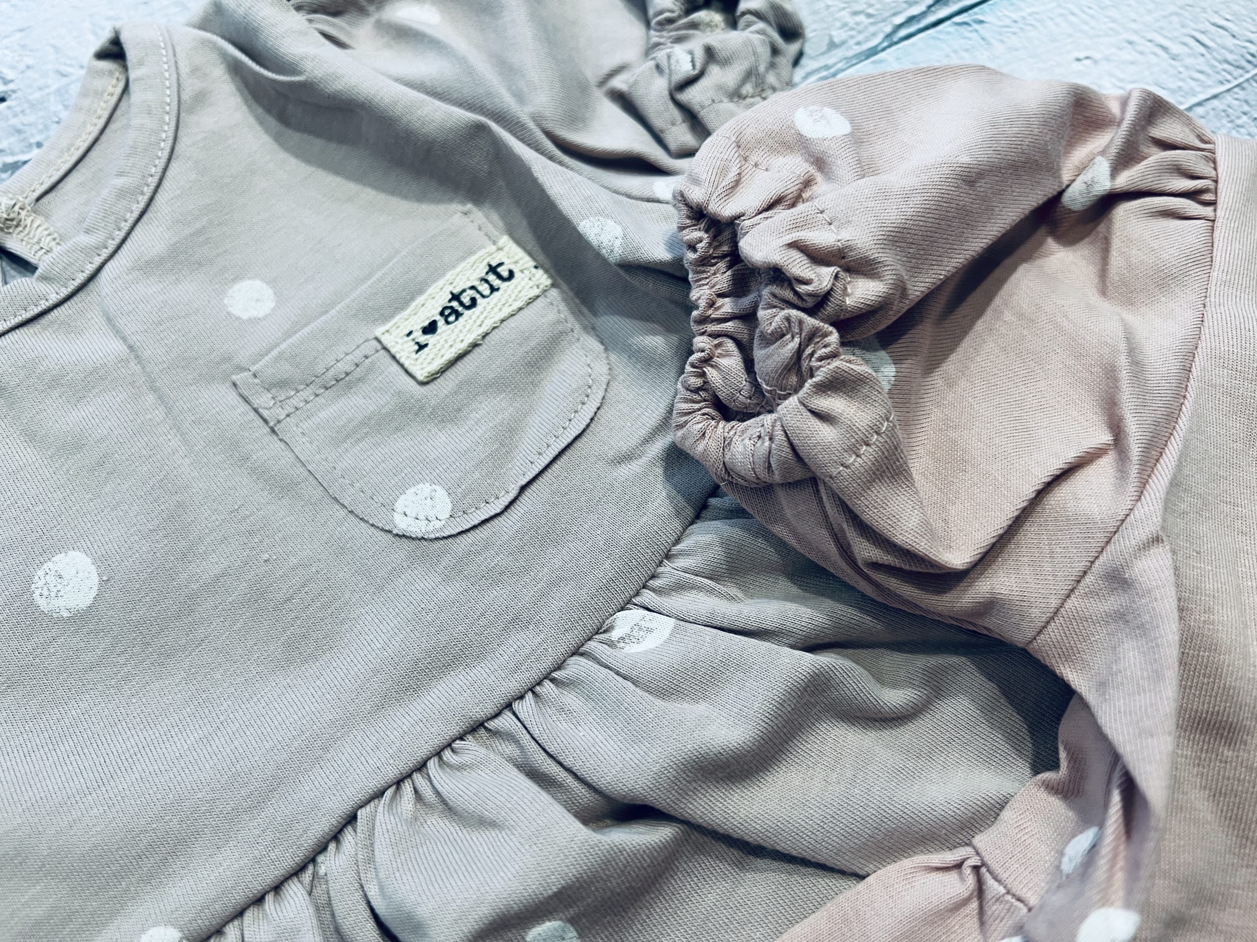 Sukienka krótki rękaw groszki od Atut / 2 kolory - obrazek 2