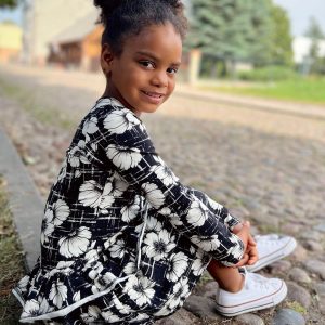 Sukienka Falbanki Kwiaty Na Czerni Filipinka